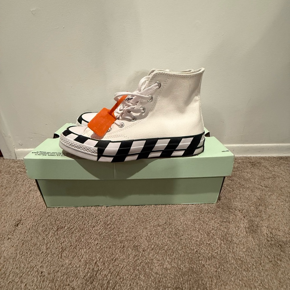 Off white converse Women size 8 Men size 6